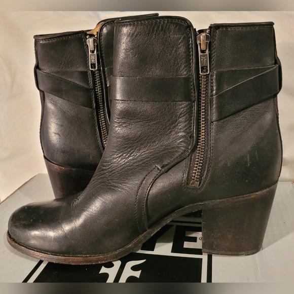 Frye Malorie Knotted Short. Color: Black. Size: 9 - Picture 4 of 10